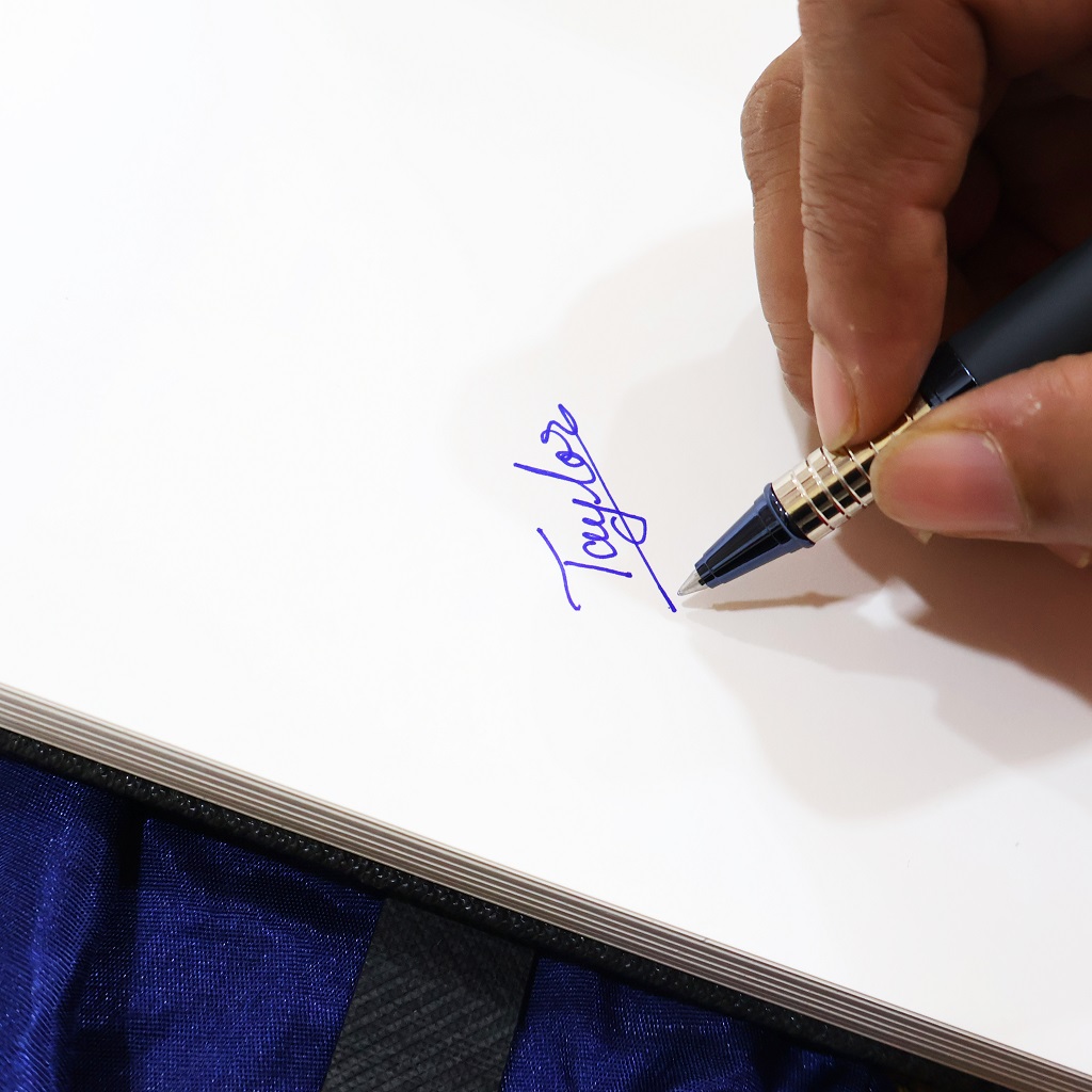 Enalux 2035 Luxury RollerPen - Image 3